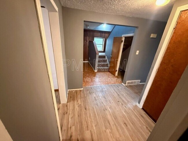 Foto del edificio - 221 W Way St