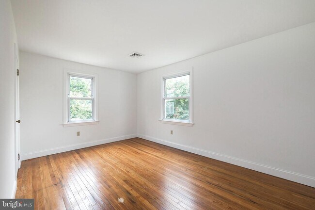 Building Photo - 2055 W Chester Rd