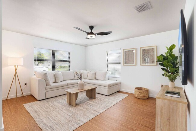 Foto del edificio - 629 NW 6th Ct