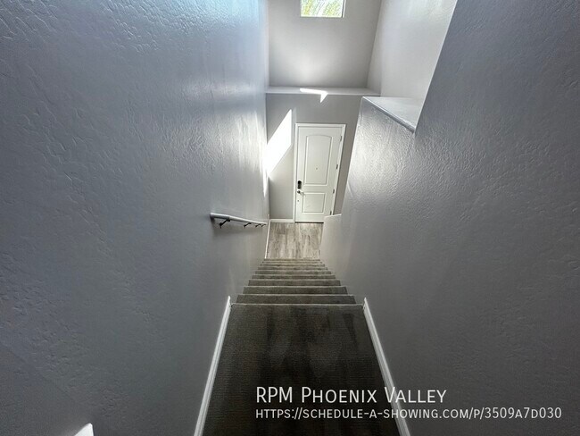 Building Photo - End Unit Gated Community 2/2 w/Enclosed De...