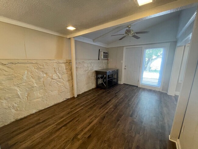 Foto del edificio - ((FREE RENT)) Cozy 1 Bedroom 1 Bath  Downs...