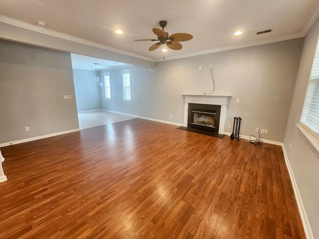 Building Photo - Well maintained home in Jamestowne Village...