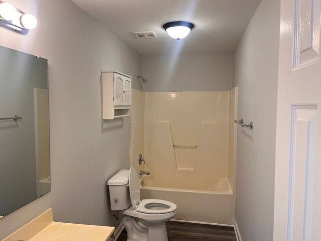 Foto del edificio - 3 bedroom 2 bath single family home. Fresh paint, new floors