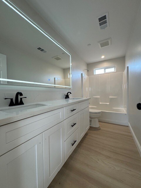 Baño principal con lavabo doble - 2205 Golden Star Ct