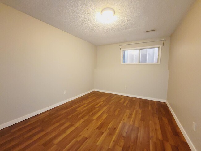 Photo du bâtiment - 4227-4232 32 Ave NW