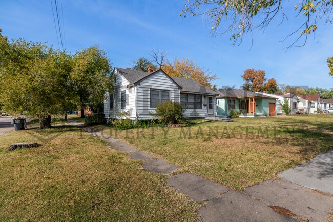 Building Photo - 1701 N Floberta Rd