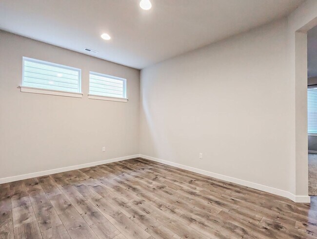 Building Photo - **Move-In Special** Stunning 5 bed, 2.5 ba...