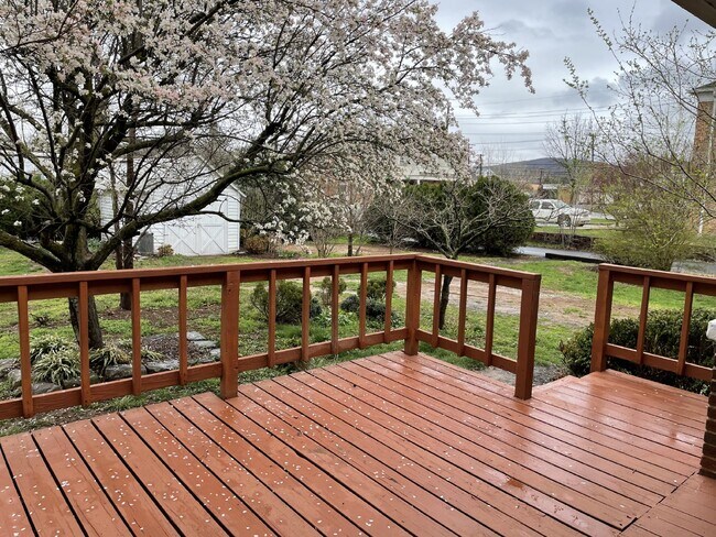Foto del edificio - "Charming 3-Bed Home with 1.5 Baths in Fro...