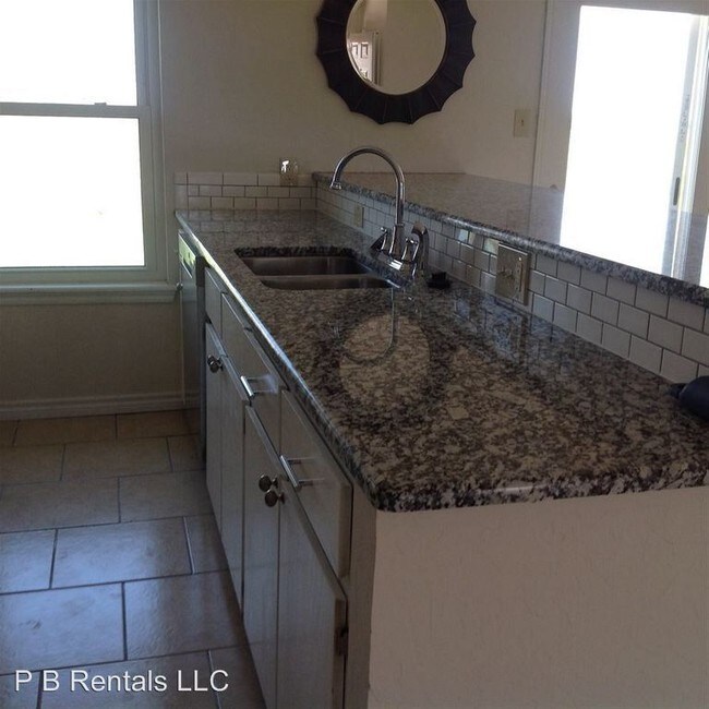 Building Photo - 3 br, 2 bath House - 4413 SW Parkway Drive