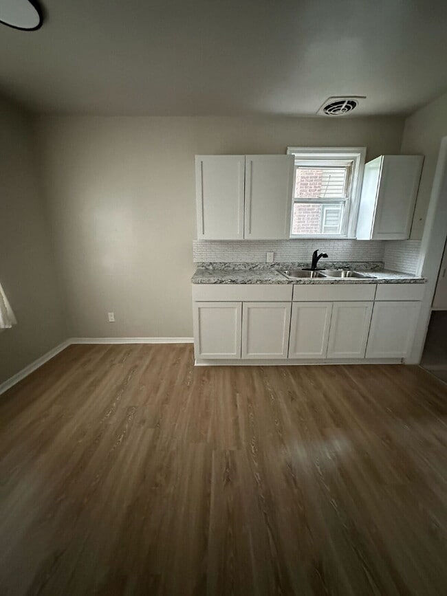 Building Photo - 15818 Lappin St