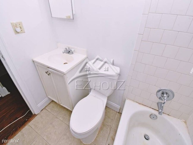 Building Photo - 3 br, 1 bath Apartment - 3318 Ravenwood Ave.