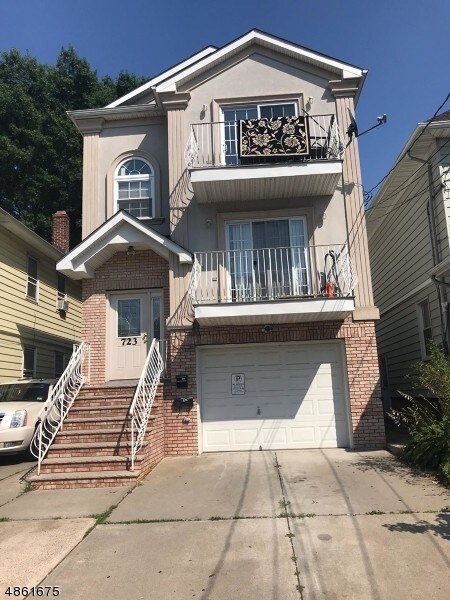 Primary Photo - 723 Van Buren Ave