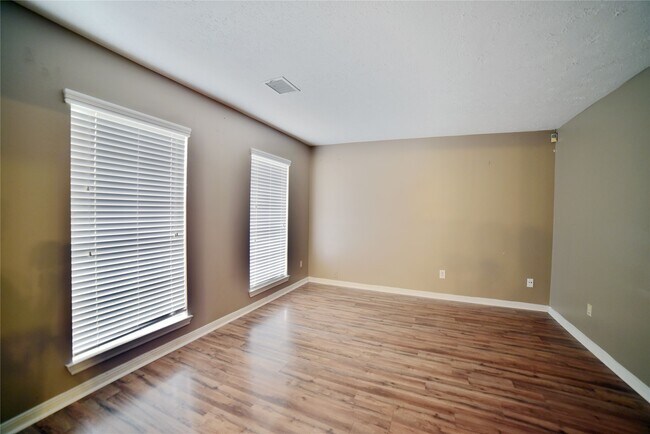 Foto del edificio - 4611 Kimball Dr