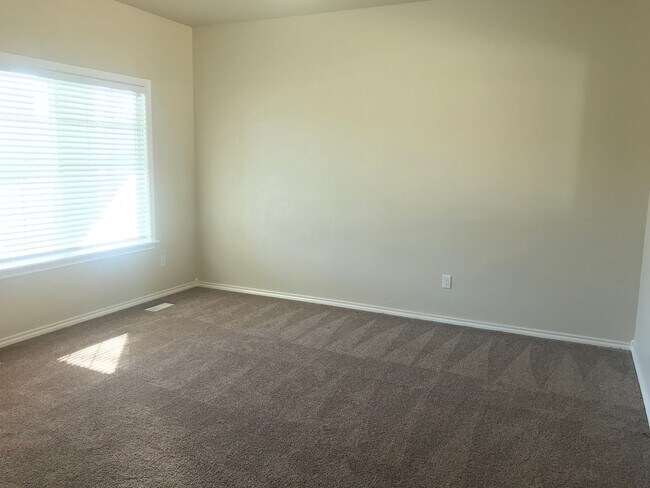 Foto del edificio - Meridian Charmer with 3 Car Garage, & Huge Backyard!