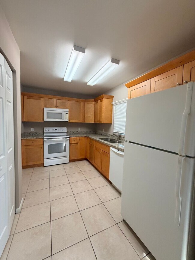 Foto del edificio - 2 Bedroom 1 Bath Duplex In Cape Coral