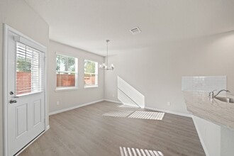 Building Photo - 831 Red Oakland Dr