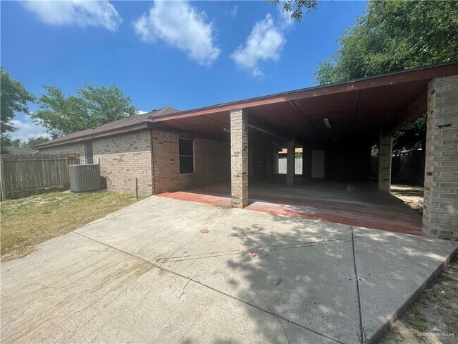 Building Photo - 1011 E Pebble Dr