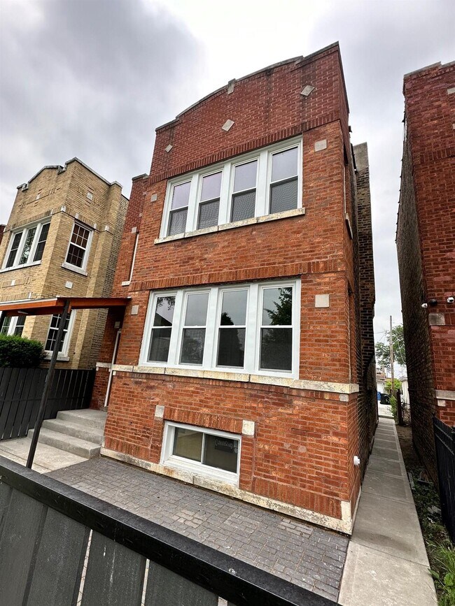 Building Photo - 4413 W Iowa St