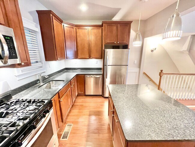 Building Photo - Fully-Renovated 2 Bed 2 Bath in the Heart ...