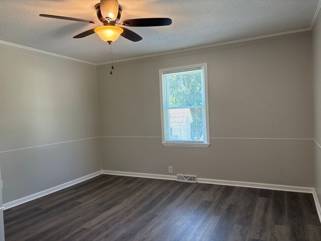 Building Photo - 3 Bedroom, 1 Bathroom House in Eden!