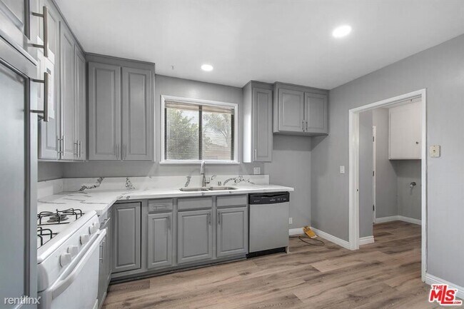 Building Photo - 3 br, 2 bath House - 13921 Daphne Ave