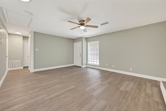 Foto del edificio - 12211 Chimney Rock Rd