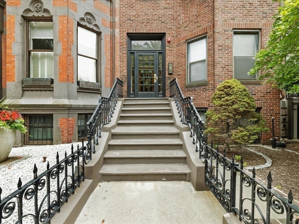 Primary Photo - 228 Commonwealth Ave