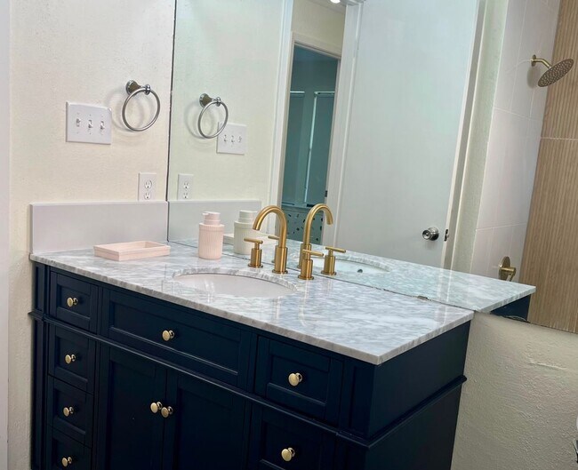 Foto del edificio - 1704 Foxfire Dr