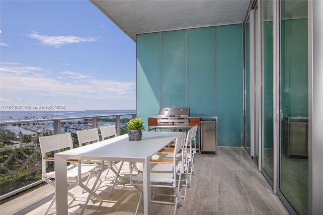 Foto del edificio - 2675 S Bayshore Dr