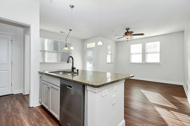Foto del edificio - Beautiful 1-Bedroom Corner Unit - Just minutes from Uptown Charlotte!