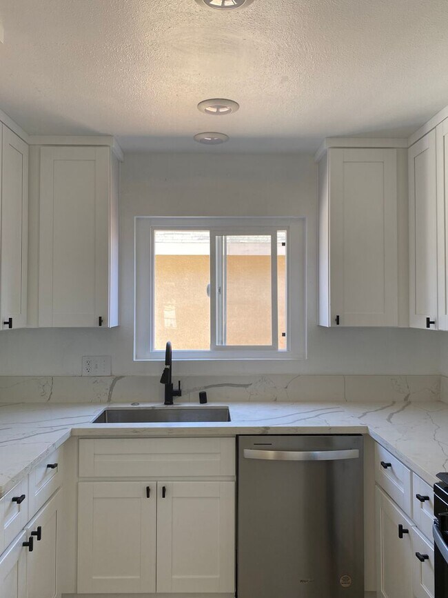 Building Photo - 3 Bedroom / 2.5 Bathroom Home in Los Angeles!