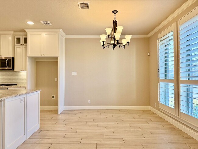 Building Photo - House For Rent