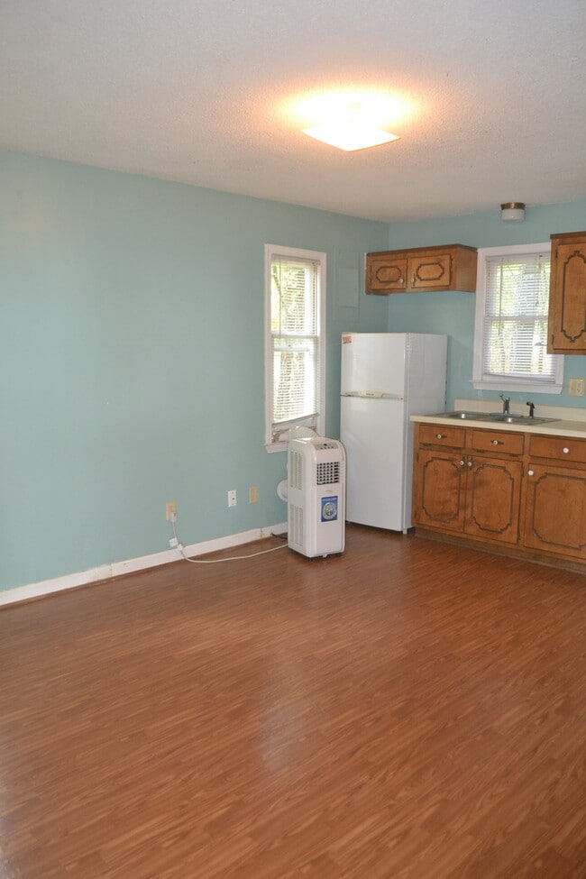 Building Photo - Adorable Studio Cottage in Central