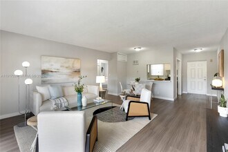 Building Photo - 550 NE 20th St