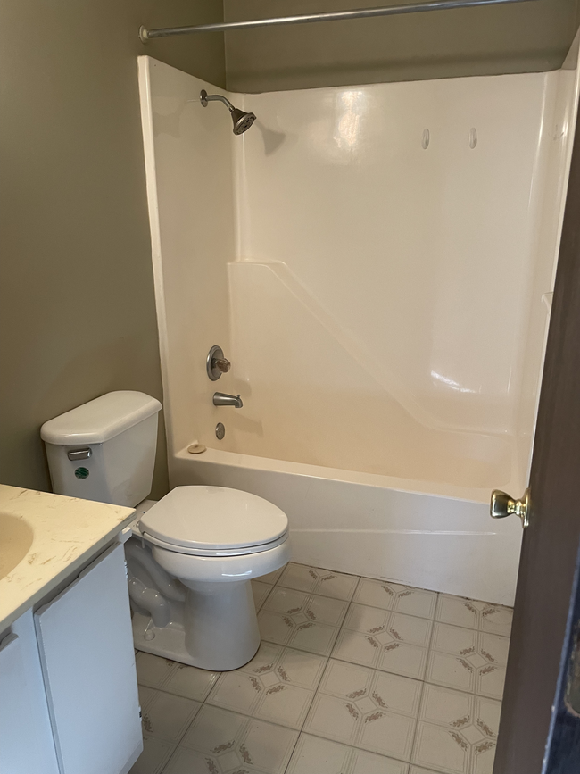 Bath - 2603 Roma Ln