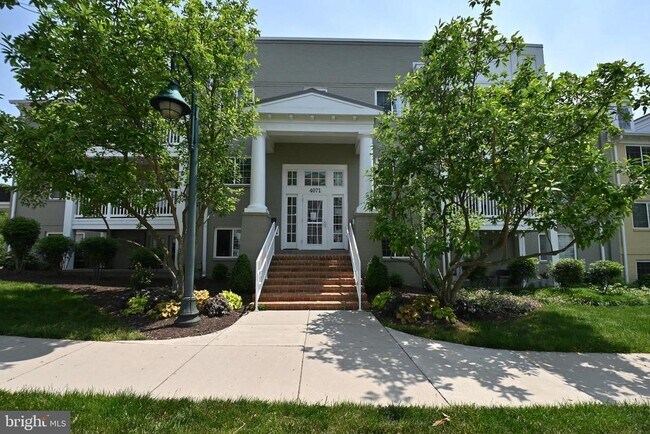 Building Photo - 4071 S Four Mile Run Dr