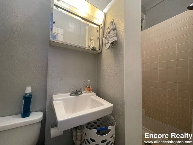 Building Photo - 40 Anderson St