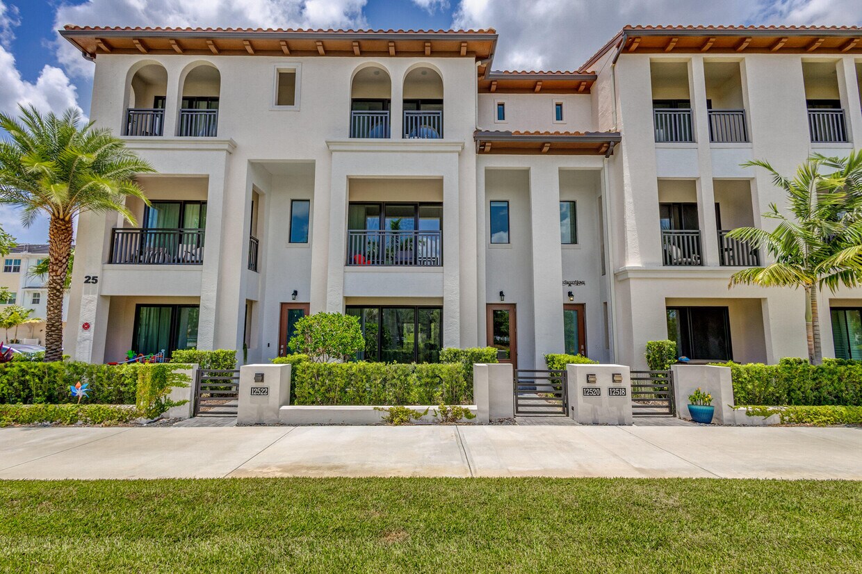 Foto principal - 12520 Gross Pointe Dr