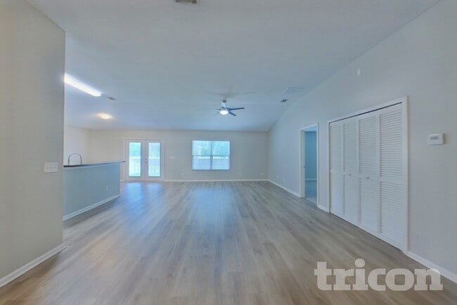 Building Photo - 15180 Bareback Dr