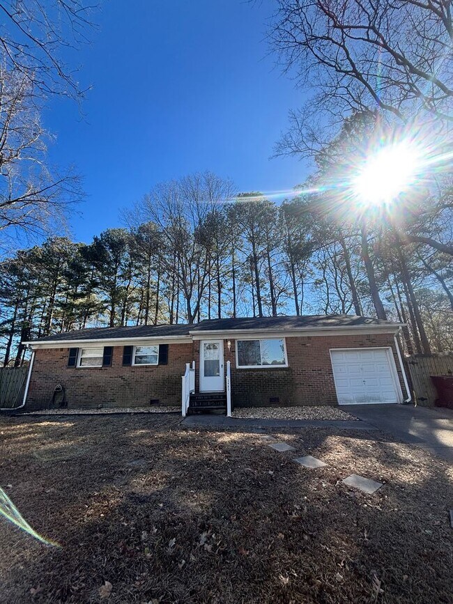 Foto del edificio - Charming 3br, 1.5 bth Home in Western Branch