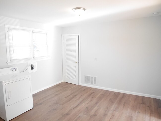 Building Photo - Comfortable Living- Three Bedroom Single F...