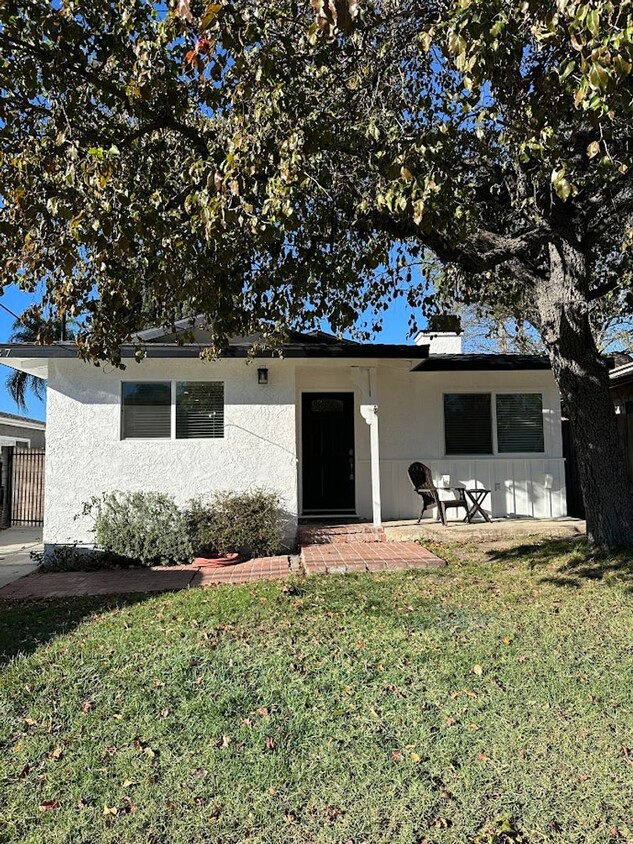 Foto principal - Completely Remodeled/Updated 3 Bedroom, 2 ...