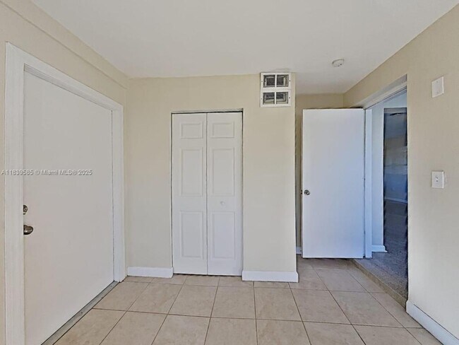 Foto del edificio - 8570 NW 11th St