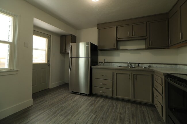 Building Photo - Pet Friendly Kearns Home