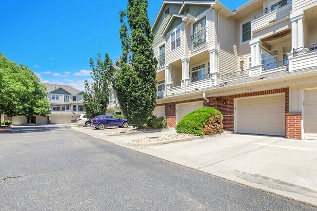 Building Photo - $2,695- 3 Bed, 3 Bath Updated Townhouse wi...