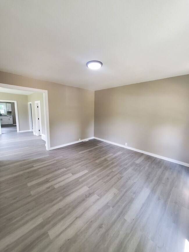 Building Photo - 4 Bedroom Single Family