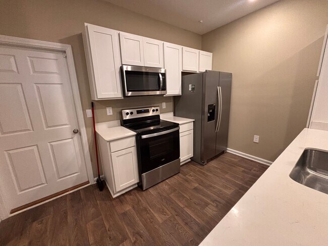 Foto del edificio - Move-In Ready 2BR/2.5BA Townhome with Garage – Just Minutes from Oakleaf Town Center!