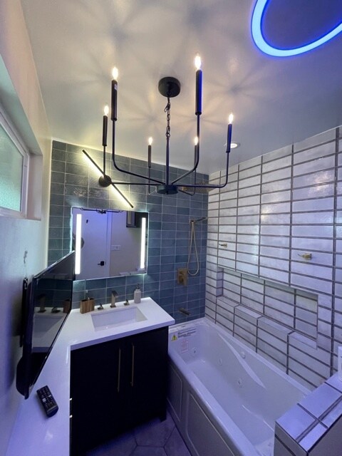 Baño tipo spa moderno - 2659 Newell St