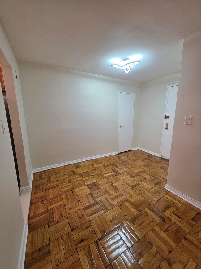 Foto del edificio - 99-44 67th Rd