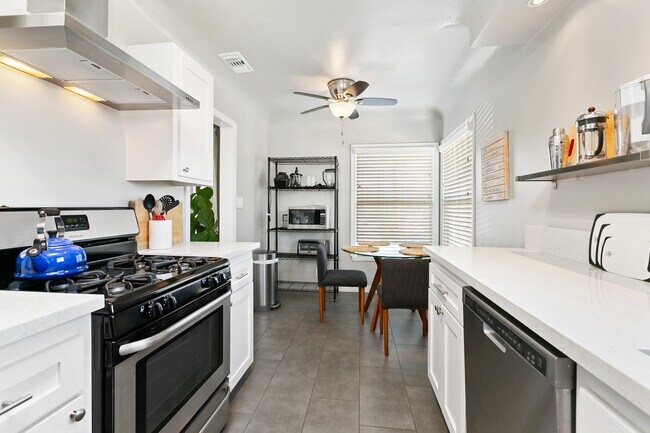Building Photo - 1642 Vineyard Ave